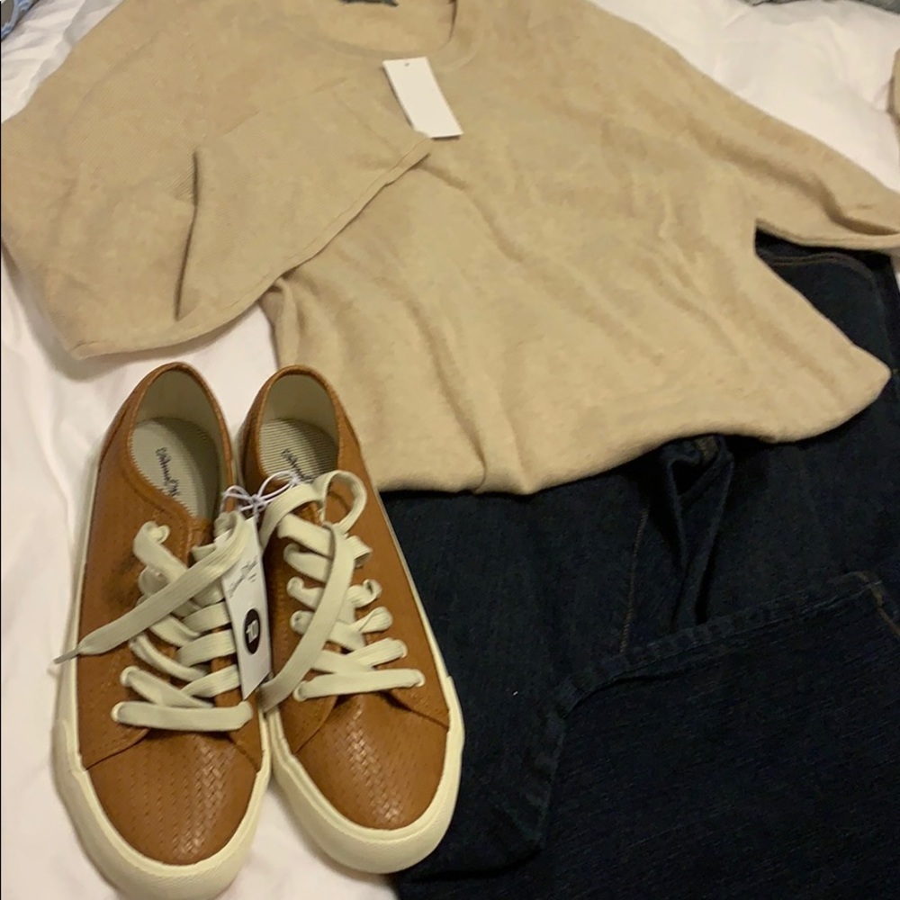 NWT tan tennis shoe